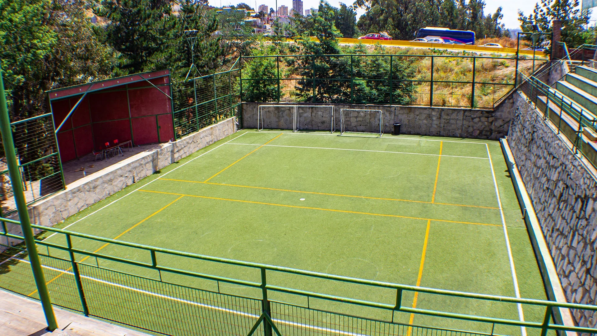 Cancha de baby fútbol del Colegio Manantial.